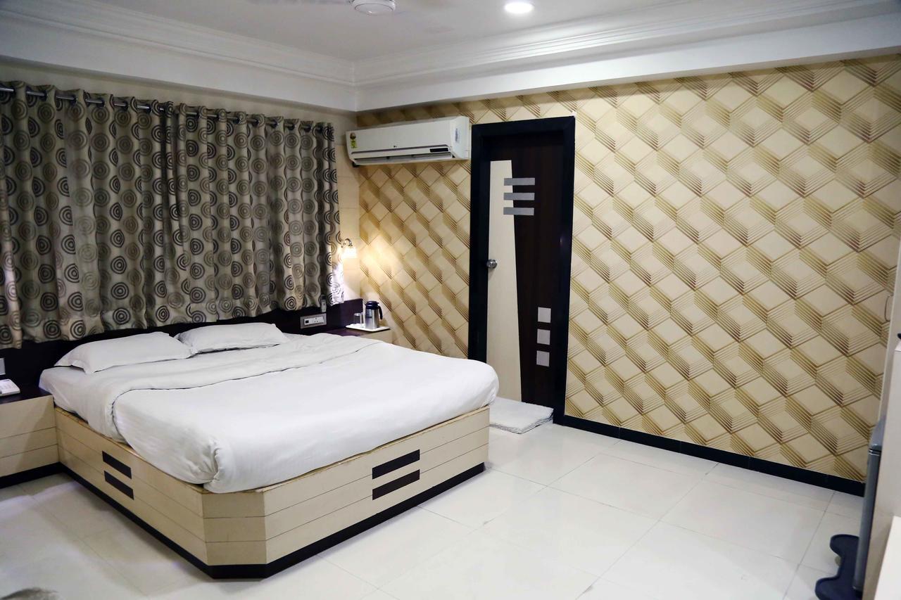 Hotel Regency Jāmnagar Esterno foto
