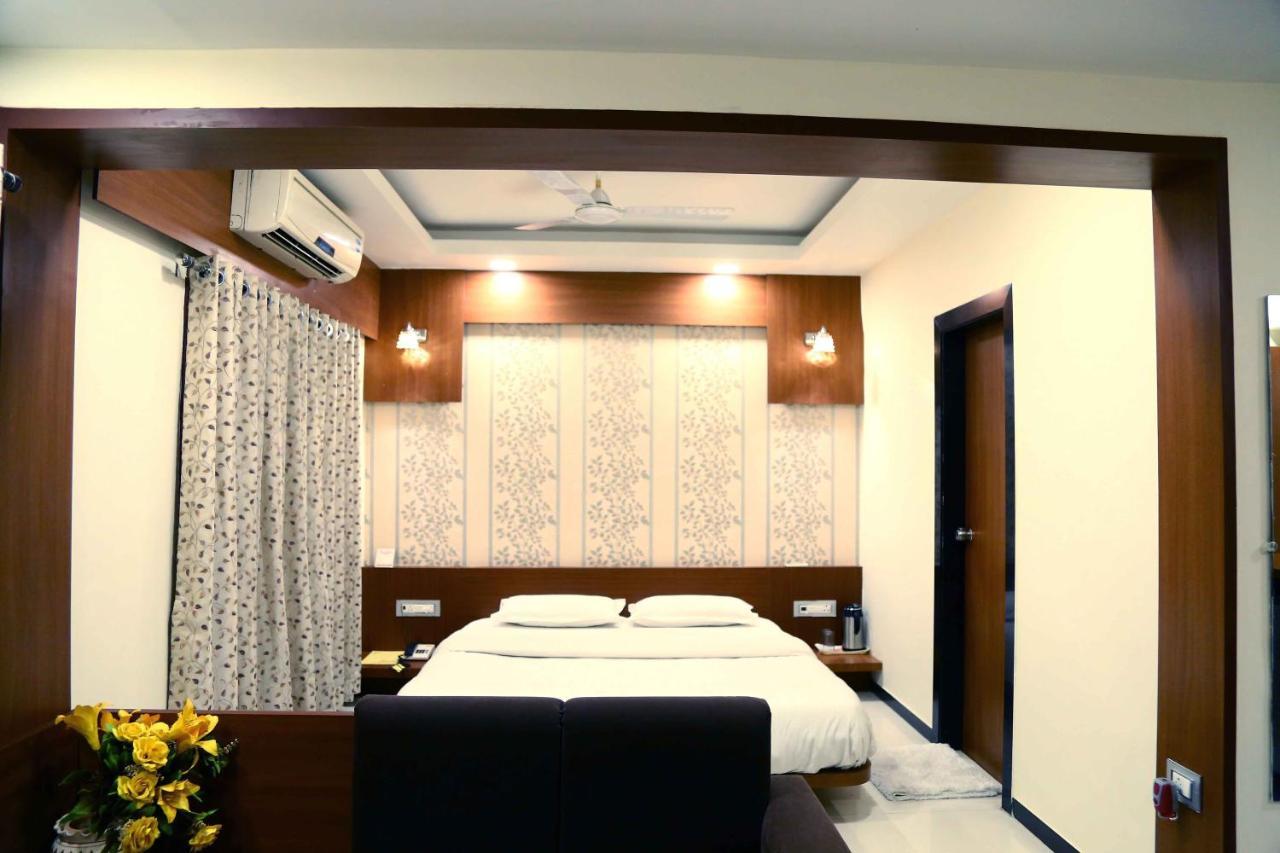 Hotel Regency Jāmnagar Esterno foto